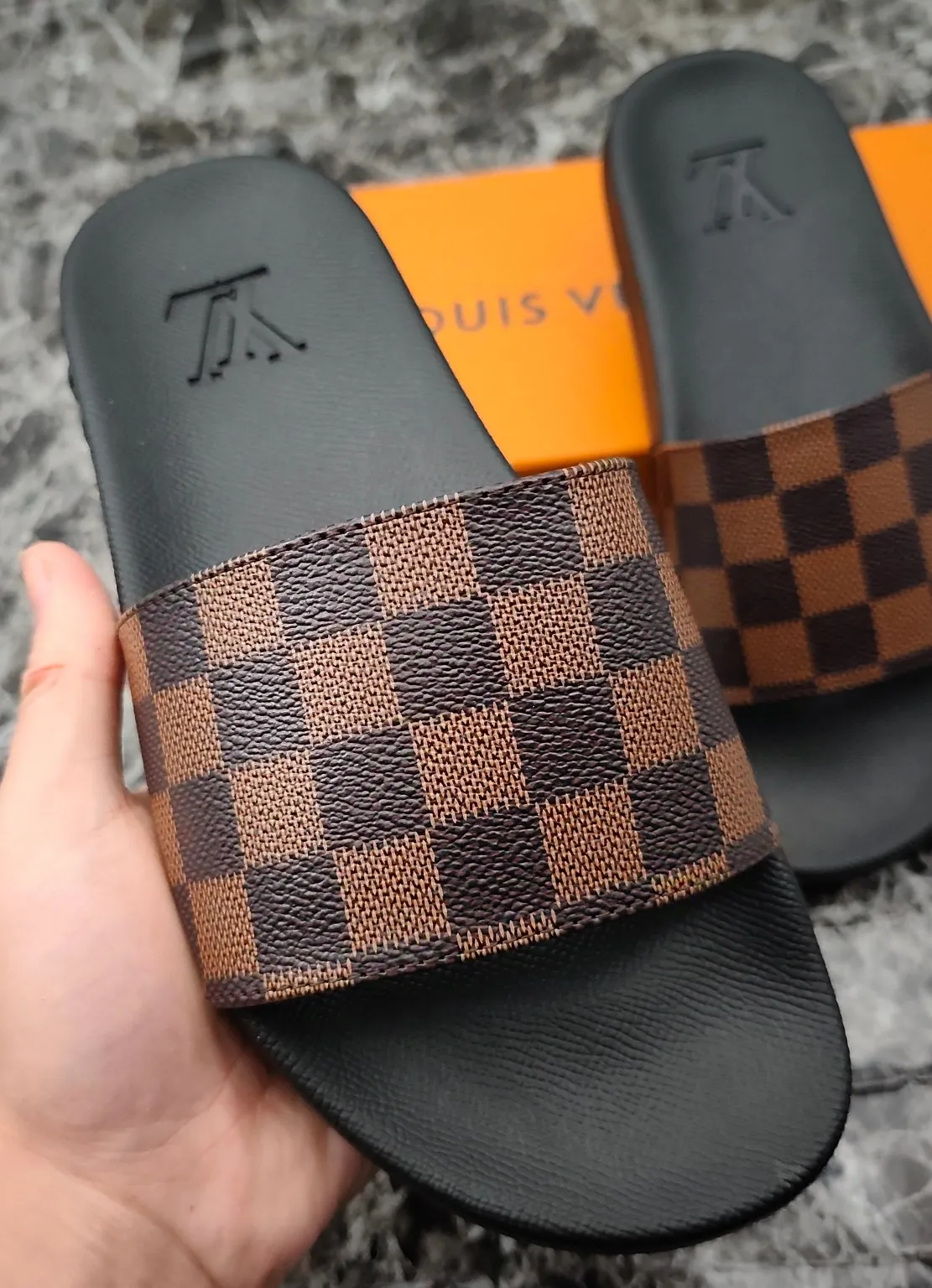 👟👟Ex-factory price 260👟👟 (available all year round), same style for men and women, size 35--48. Couple style🎗Louis Vuitton "LV" slippers, a much-anticipated one, so beautiful that it will melt your hearts❤! It is simply a masterpiece of extraordinary craftsmanship. It is a must-have for everyone. It is made by open mold. It feels Q-bounce and super soft on the feet. It is super delicate on the feet. It is an exclusive model. There are many layouts, so there is always one you like🎉🎉
